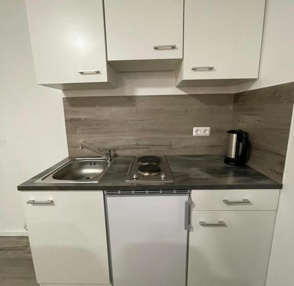 Студия Стандарт, Giulias Budget Haus