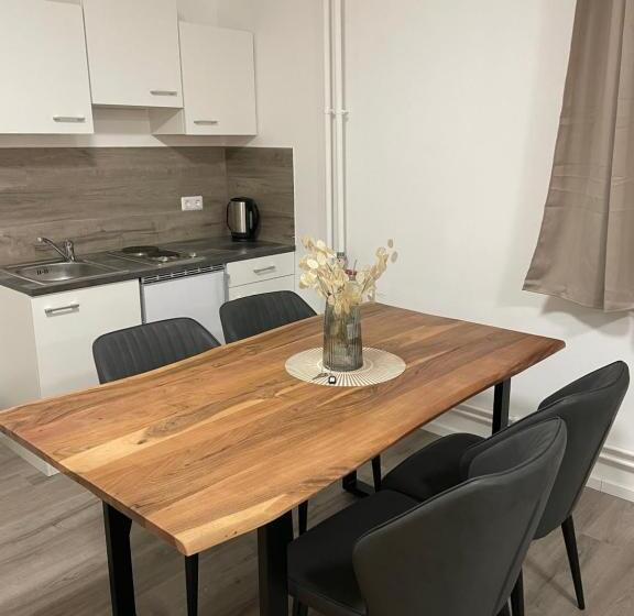 Студия Стандарт, Giulias Budget Haus