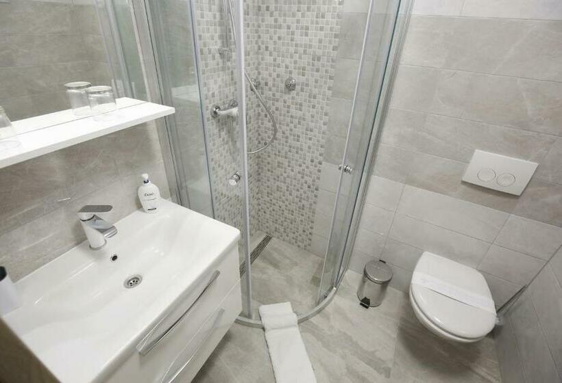 Апартаменты 1 Спальня с Балконом, Apartments And Rooms With Wifi Zadar   14528