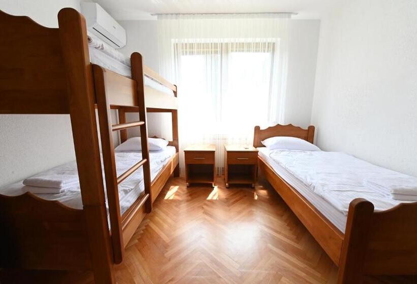 חדר בסיסי לשלושה, Sobe   Rooms Drvorez