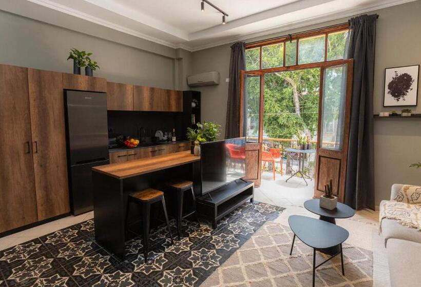 דירת חדר, Deblox Living   Alhambra Apartments