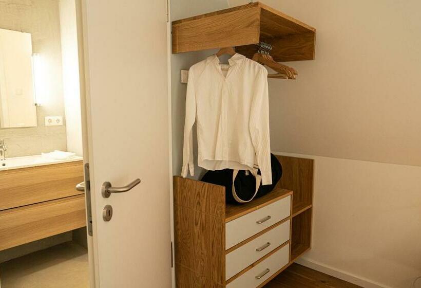 标准间, The Layhead B&b