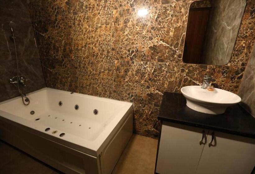 Люкс с гидромассажем, Lavit Couple Friendly Near Faridabad Metro Station