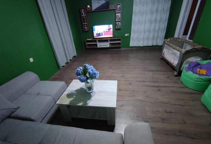 اتاق خانوادگی با چشم‌انداز کوه, Guest House Marta