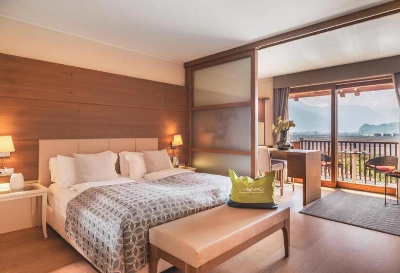 سوئیت جونیور با چشم‌انداز کوهستان, Art & Design Hotel Napura