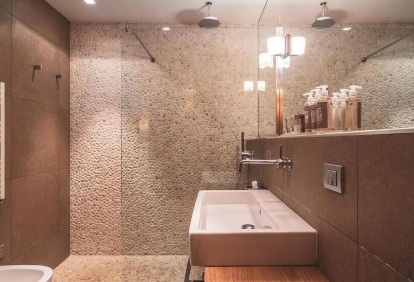 سوییت سوپریور, Art & Design Hotel Napura