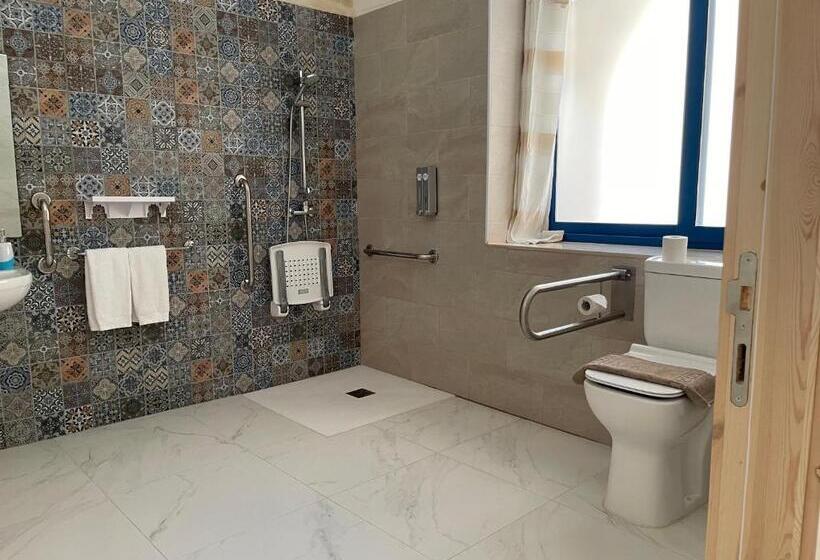 اتاق استاندارد برای معلولان, Fiftyfour West Boutique Living