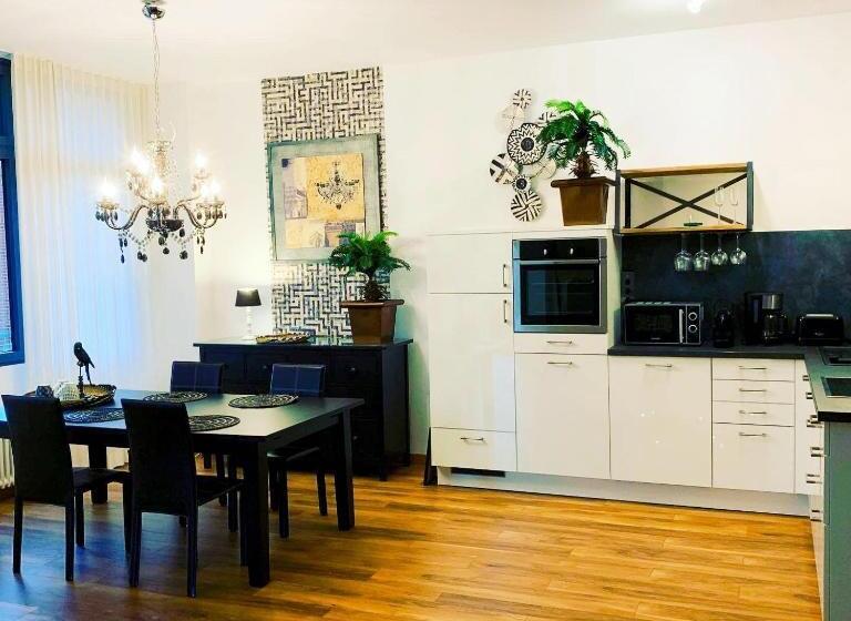带露台的小型套房, High Level Apartment