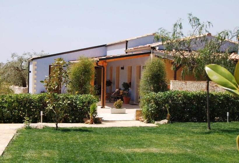 اتاق استاندارد سه نفره, Terre Iblee Resort