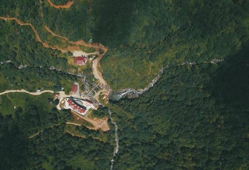 اتاق استاندارد با چشم‌انداز کوهستان, Grand şelale