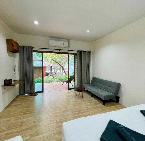 オーシャンビューのデラックストリプルルーム, Marina Resort Koh Phayam Ranong