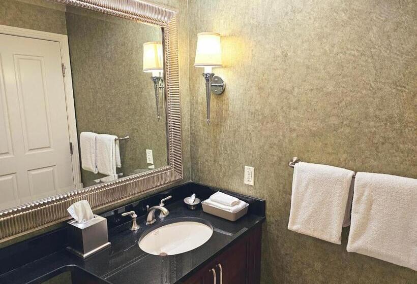 سوییت, Strip & Sphere View   Separate Living Room   2 Full Bath   Full Kitchen   Balcony   900 Sqft   Mgm S