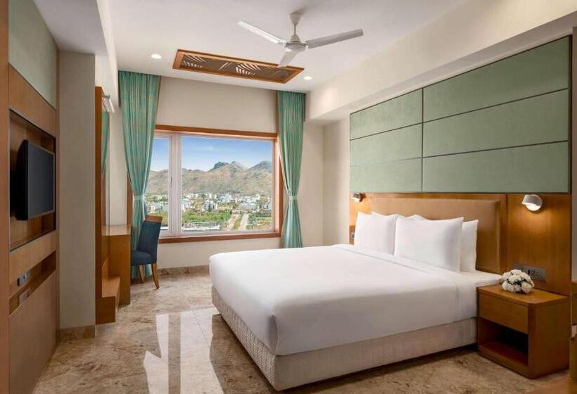 适合残疾人士使用的带超级大床的标准间, Howard Johnson By Wyndham Udaipur Roop Nagar