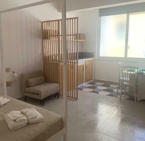 חדר קלאסי לארבעה, Madama B&b