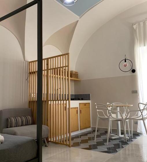 חדר בסיסי לשלושה, Madama B&b