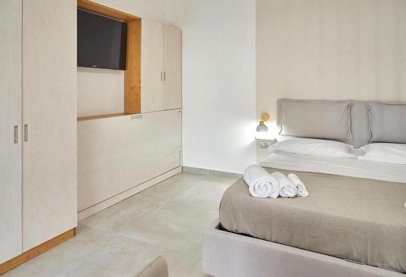 חדר קלאסי לארבעה, Madama B&b