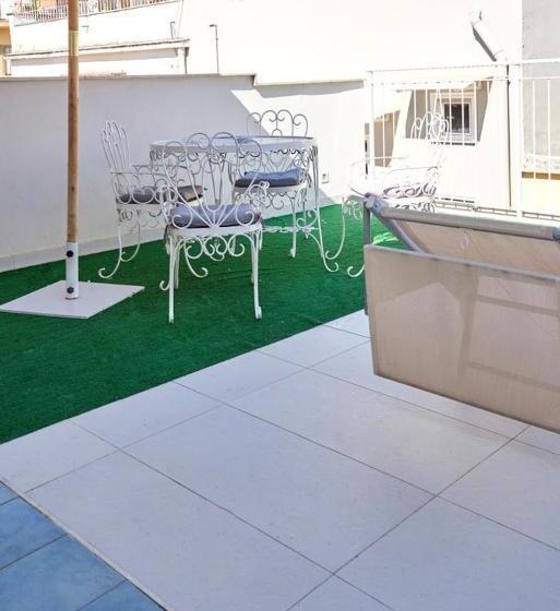 חדר קלאסי לארבעה, Madama B&b