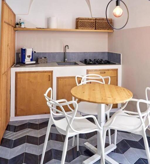 חדר בסיסי לשלושה, Madama B&b