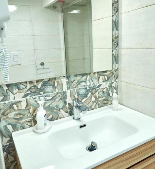 חדר משפחתי, Madama B&b