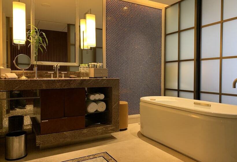Номер Executive, Hilton Qingdao Golden Beach