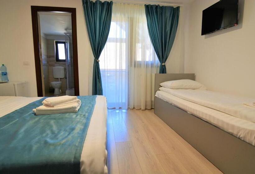 Standard Triple Room with Terrace, Vila Poienița Căciulata