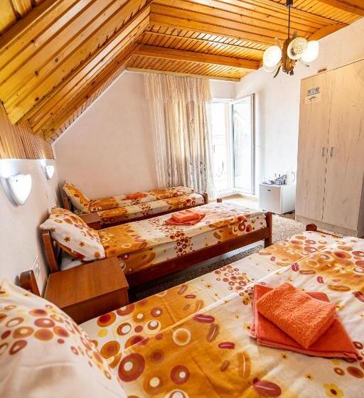 اتاق استاندارد سه تخته با سرویس بهداشتی مشترک, Snam Rooms&apartment