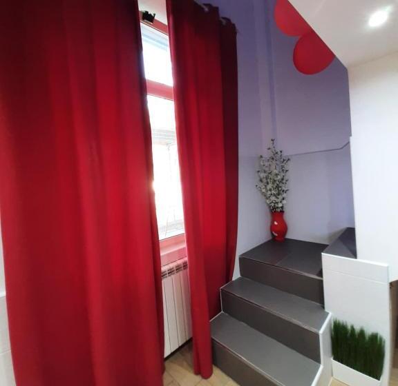 اتاق لوکس سه تخته, Red House