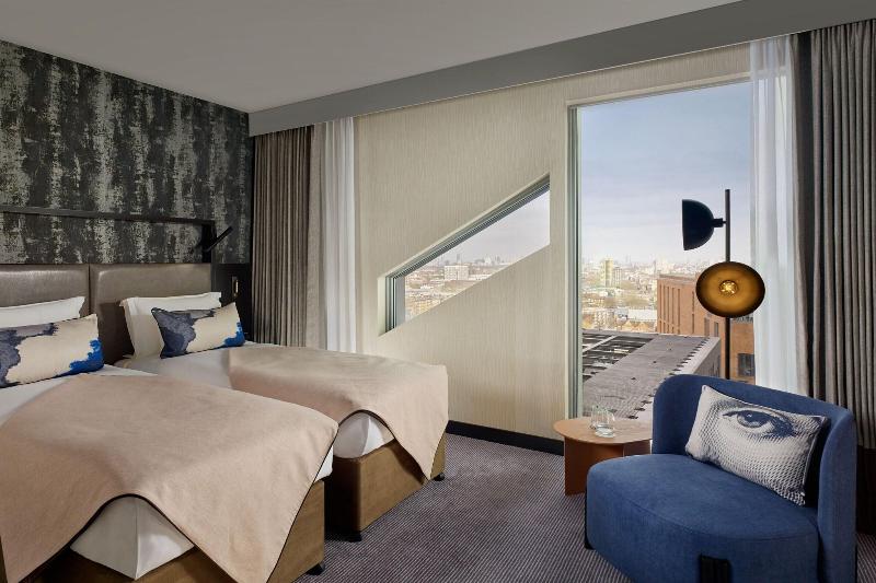 Номер Superior, Montcalm East, Autograph Collection