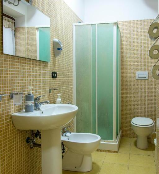 اتاق استاندارد سه نفره, Stazione Centrale B&b