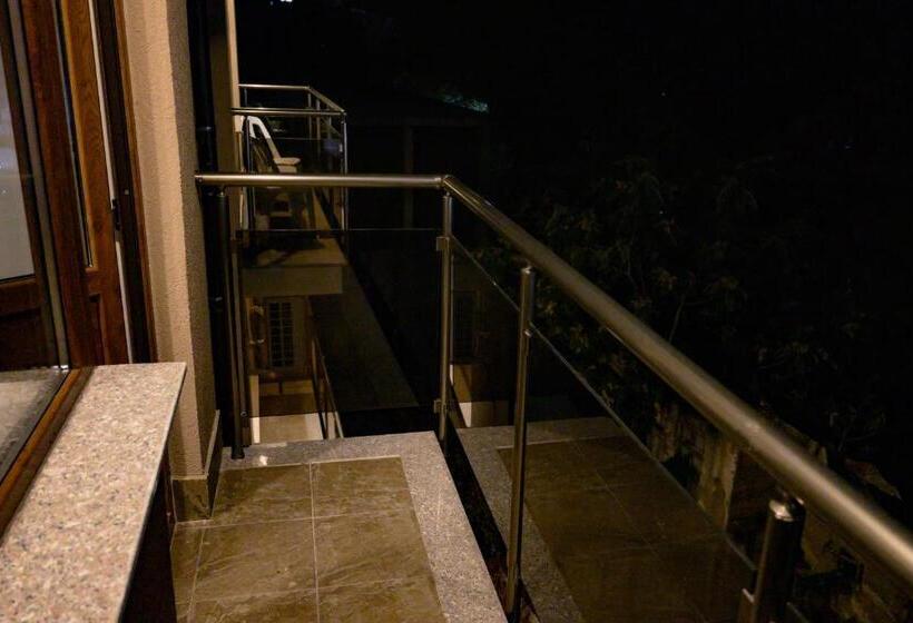 اتاق استاندارد با بالکن, Leda