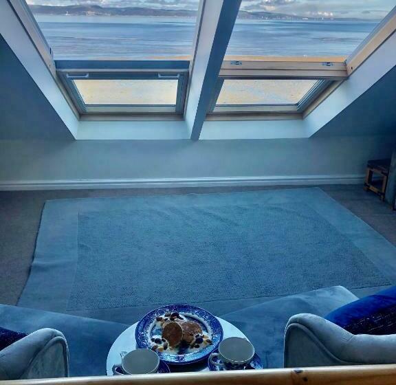 اتاق سوپریور با چشم‌انداز دریا, Tides Reach Guest House