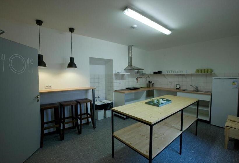 تختخواب در اتاق مشترک, Hotel U Zlatého Kohouta