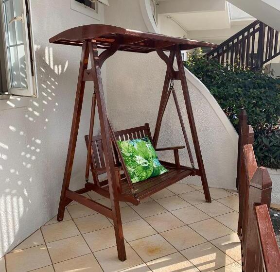 اتاق استاندارد سه تخته با چشم‌انداز باغ, Chillpill Guest House
