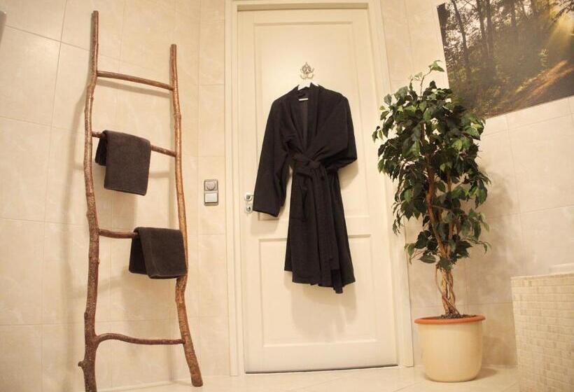 Standard room with outdoor bath, Bed & Brochje Burgum