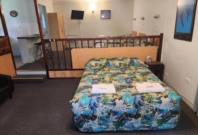 Семейный Номер, Lake Forbes Motel