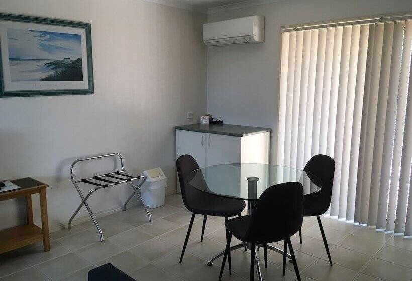 스탠다드 스튜디오, Town Beach Beachcomber Resort