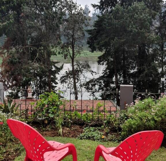 اتاق استاندارد با چشم‌انداز دریاچه, Reflections Guest House