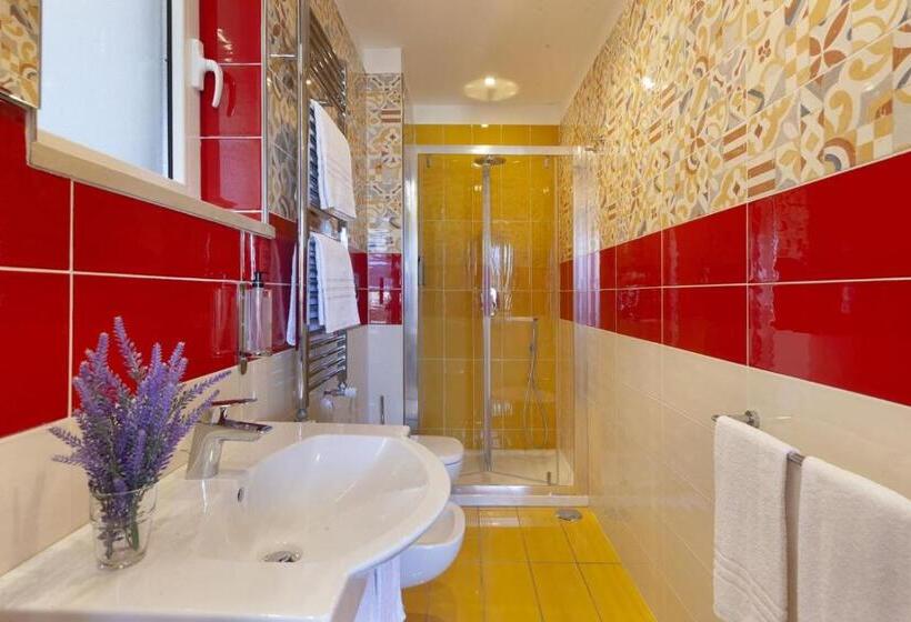 اتاق لوکس با بالکن, Parco Tasso Guest House