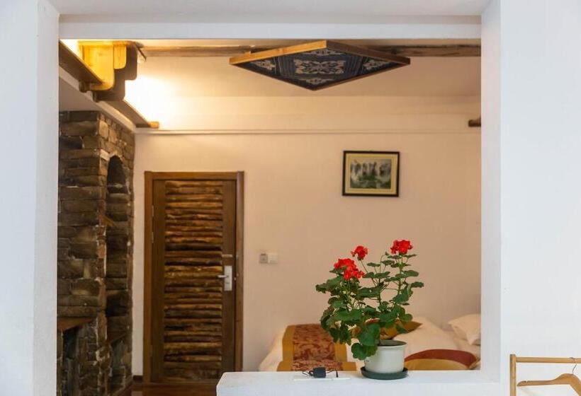 Семейный Номер, Destination Youth Hostel