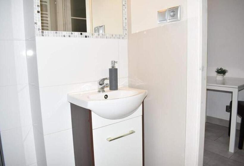 Номер Стандарт, Hostel Przed świtem