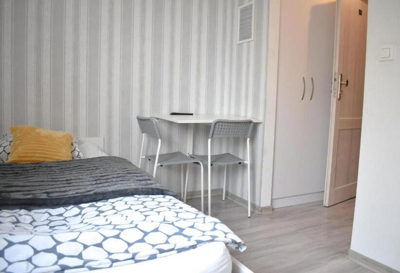 Номер Стандарт, Hostel Przed świtem