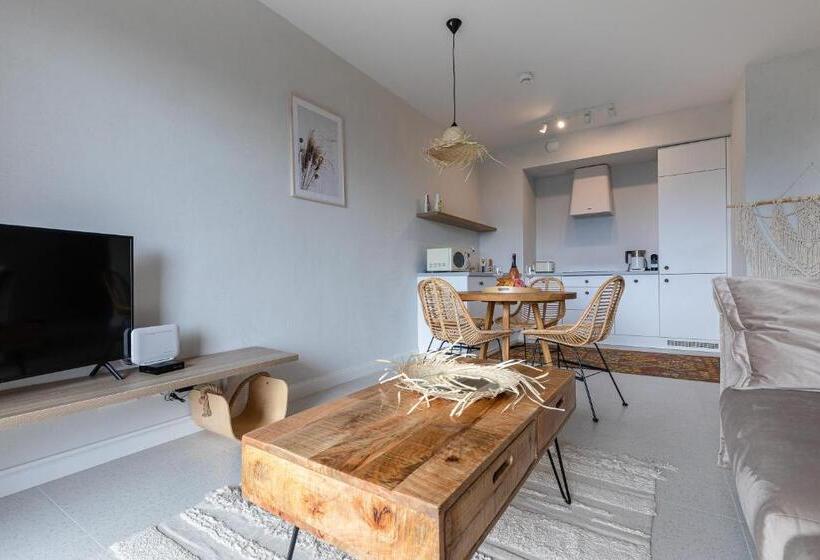سوییت جونیور با چشم‌انداز دریا, Apartamenty Your Seaside