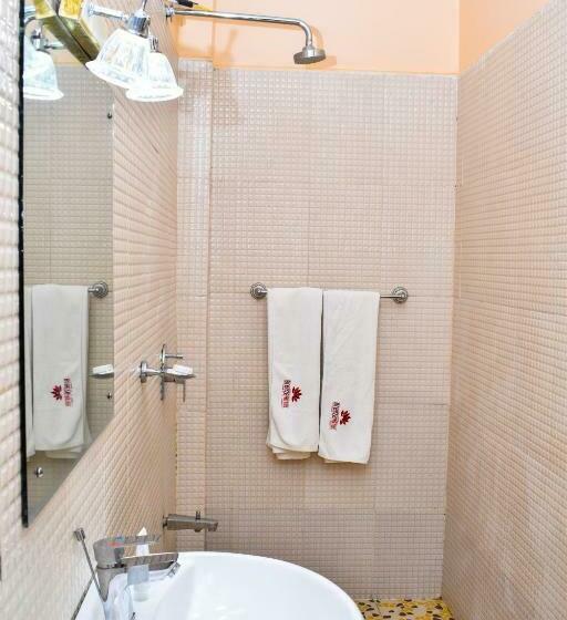 اتاق لوکس با تخت بزرگ, Breeze Hotel Nyahururu