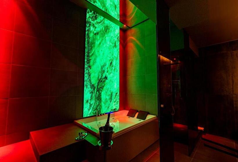 اتاق لوکس با تخت بزرگ, Gold Suite&spa