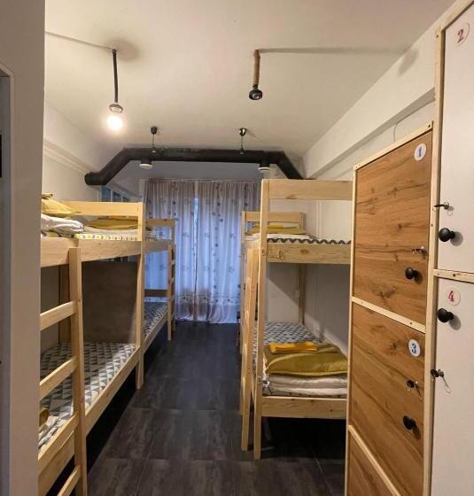 تختخواب در اتاق مشترک, Hostel Del Luna