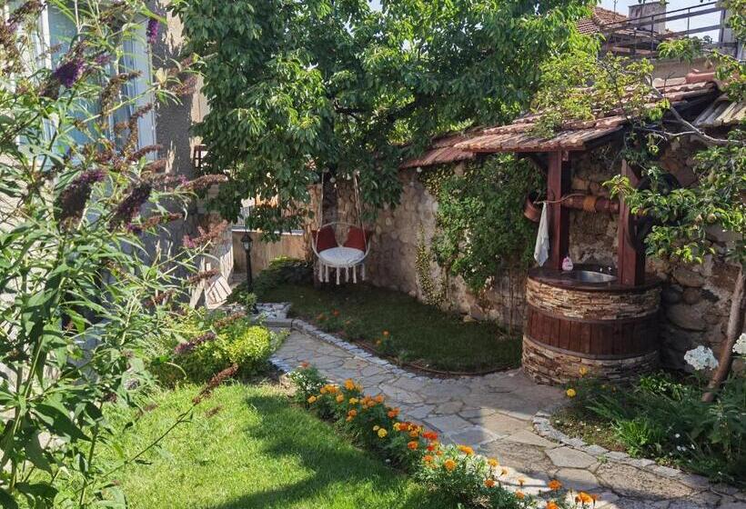Номер Стандарт Вид на Сад, Mira Guest House