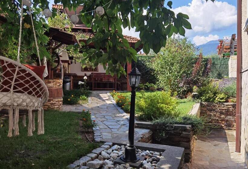 Четырехместный Номер Стандарт Вид на Сад, Mira Guest House