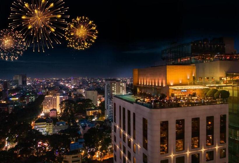 اتاق دلوکس با تخت کینگ و چشم‌انداز شهر, Des Arts Saigon Mgallery Collection