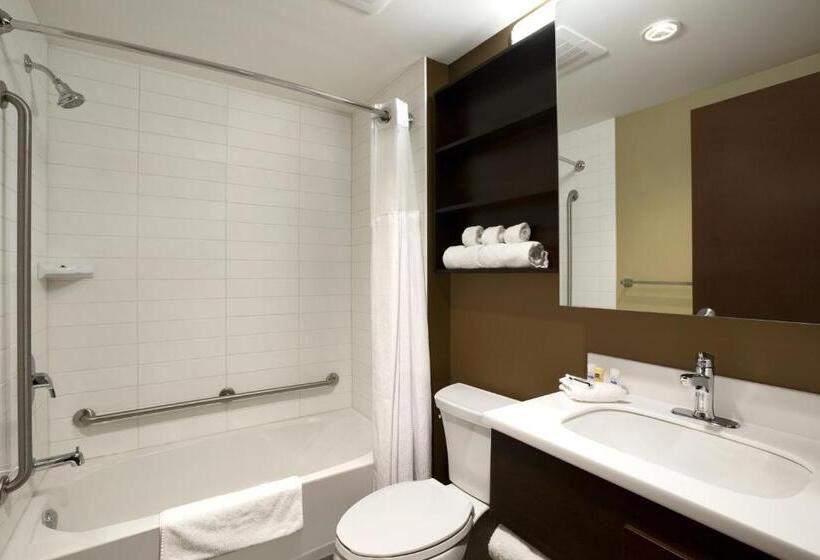 Номер бизнес-класса, Microtel Inn & Suites By Wyndham Whitecourt
