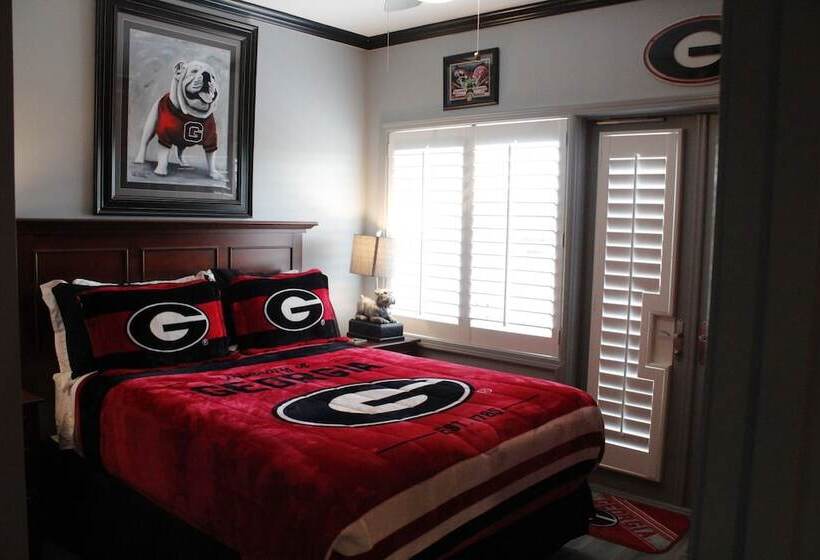 带2个卧室的套房, Georgia Gameday Center